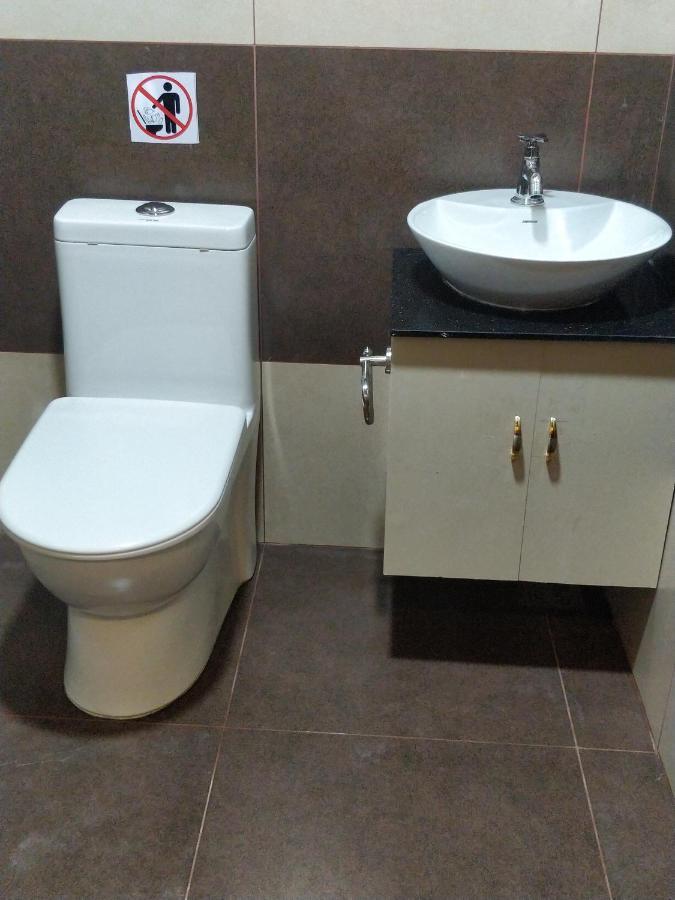 Majestic Inn Thiruvananthapuram Bagian luar foto