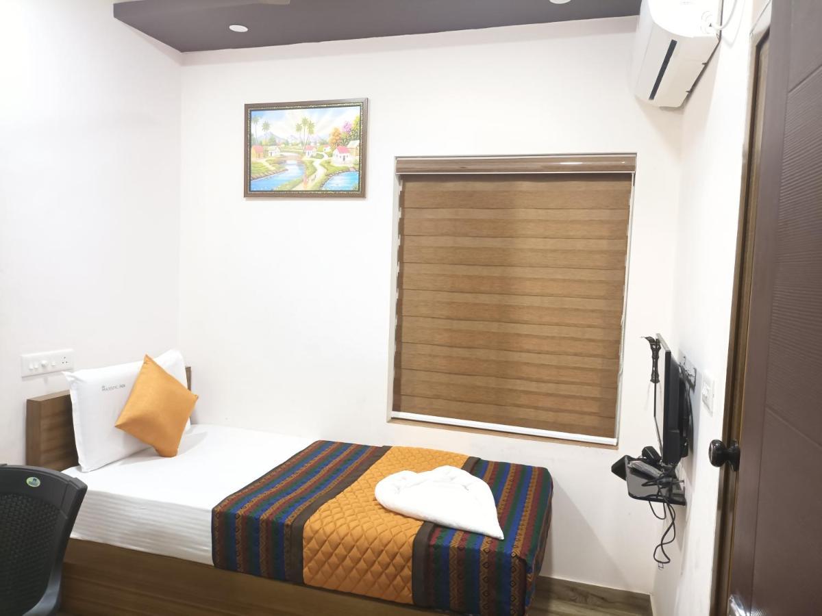 Majestic Inn Thiruvananthapuram Bagian luar foto