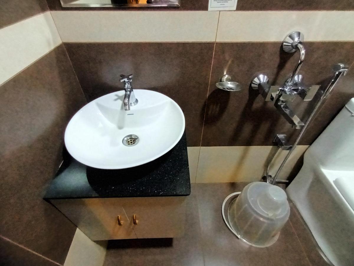 Majestic Inn Thiruvananthapuram Bagian luar foto